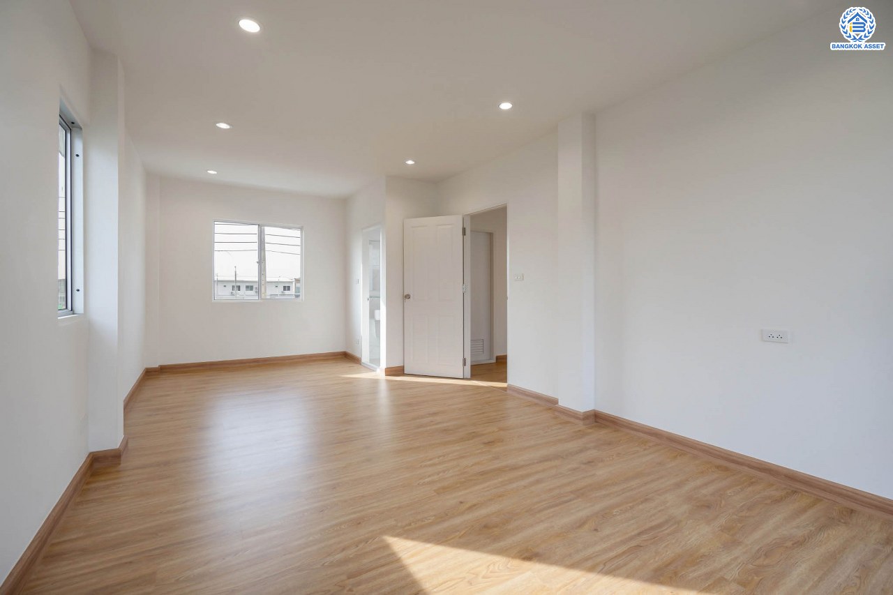 บ้านมือสองตกแต่งใหม่ ม.เดอะไพรเวซี่ ไพร์มเพลส รัตนาธิเบศร์-บางใหญ่ พื้นที่กว้างกว่า 39 ตร.ว. รองรับทุกความสุข ฟังก์ชัน 3 ห้องนอน 2 ห้องน้ำ จอดรถได้ 1 คัน บนทำเลเดินทางสะดวก เชื่อมต่อหลายเส้นทาง ใกล้รถไฟฟ้า "สถานีบางพลู"